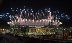 Des feux d'artifice au-dessus du stade  Maracana lors de la cérémonie d'ouverture des jeux Olympiques de Rio de Janeiro le 5 août 2016