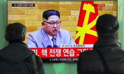 A Seoul, des passants regardent les voeux télévisés du leader nord-coréen, Kim Jong-Un, le 1er janvier 2018