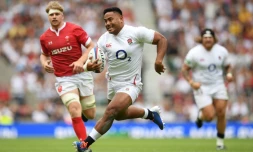 L'Anglais Manu Tuilagi avec le ballon lors de la victoire sur le pays de Galles au stade de Twickenham le 11 août 2019 à Londres