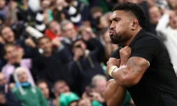 Le troisiÚme ligne de l'équipe de Nouvelle-Zélande de rugby Ardie Savea célÚbre aprÚs avoir inscrit un essai lors de la victoire 28-24 de son équipe contre l'Irlande en quart de finale du Mondial au Stade de France, à Saint-Denis prÚs de Paris, France, le 14 octobre 2023