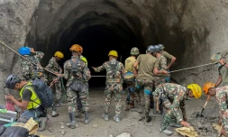 Photo diffusée par l'armée népalaise le 31 août 2026 montrant des militaires menant une opération de recherche et de sauvetage sur le site d'un tunnel du projet hydroélectrique de Rasuwagadhi, dans le district de Rasuwa, au Népal