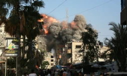 Une boule de feu et un nuage de fumée s'élèvent après une frappe aérienne israélienne contre la localité d'al-Bureij, dans le centre de la bande de Gaza, le 3 juin 2024