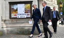 Le PremiĂšre ministre britannique Theresa May et son mari Philip arrivent dans un bureau de vote du centre de Londres le 3 mai 2018.
