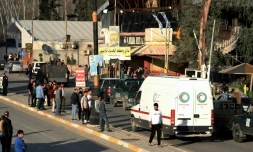 Des ambulances transportent corps et blessés après le naufrage d'un bac sur le Tigre à Mossoul, dans le nord de I'Irak, le 21 mars 2019