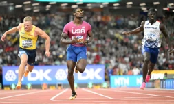 L'Américain Fred Kerley (c) lors des séries du 100 aux Mondiaux de Budapest, le 19 août 2023