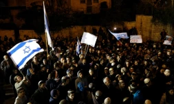 Des Israéliens, la plupart venant de colonies en Cisjordanie occupée, manifestent devant la résidence du Premier ministre Benjamin Netanyahu à Jérusalem le 13 décembre 2018, après les attaques palestiniennes