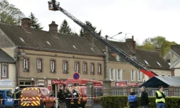 Des pompiers et des policiers arrivent sur les lieux d'une explosion à Nonancourt, dans l'Eure, le 23 avril 2016