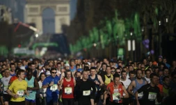 Départ de la 40e édition du marathon de Paris sur les Chapms-Elysées, le 3 avril 2016 