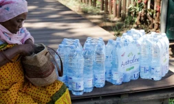 Des bouteilles d'eau distribuées par les autorités, le 21 septembre 2023, à Longoni à Mayotte