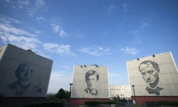 Vue en date du 11 juin 2015 des portraits de Paul Valery, Arthur Rimbaud et Charles Baudelaire sur des bâtiments à Chanteloup-les-Vignes