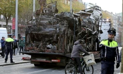 La carcasse d'un bus incendié est évacuée d'une rue de Dublin le 24 novembre 2023 au lendemain d'émeutes imputées à l'extrême droite
