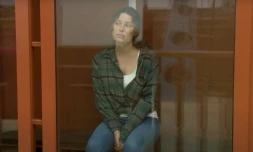 Image diffusée par le service de presse du tribunal régional de Sverdlovsk le 20 juin 2024 montrant la Russo-Américaine Ksenia Karelina assise dans une cage au tribunal régional de Sverdlovsk, à Iekaterinbourg
