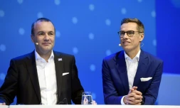 L'Allemand Manfred Weber (G) et le Finlandais Alexander Stubb (D) lors d'un débat à Helsinki, Finlande, le 7 novembre 2018.