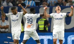Les joueurs marseillais Luis Suarez (gauche), Chancel Mbemda (centre) et Valentin Rongier célèbrent la victoire de l'OM face à Nantes en Ligue 1, le 20 août 2022 au stade Velodrome