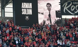 Le Stade rennais rend hommage à Arman Soldin, journaliste de l'AFP tué en Ukraine et qui avait porté les couleurs rouge et noir à l'adolescence, , le 14 mai 2023 à Rennes