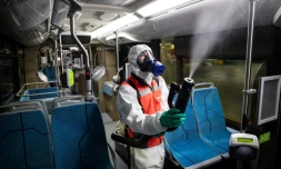 Désinfection d'un autobus de la RATP le 5 mai 2020 dans un dépÎt à Ivry-sur-Seine prÚs de Paris