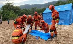 Des pompiers installent des tentes temporaires pour les personnes évacuées suite au tremblement de terre dans la préfecture de Dali dans la province du Yunnan le 22 mai 2021