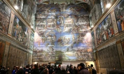 Des journalistes lors d'une visite de la chapelle Sixtine, où la célèbre fresque du Jugement dernier de Michel-Ange a connu sa plus importante restauration depuis plus de trente ans, le 28 février 2026 au Vatican