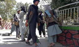 Des talibans dans une rue de Ghazni après la prise de la ville, le 12 aout 2021 en Afghanistan