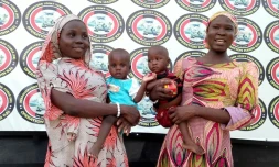 Les deux rescapées du groupe des "filles de Chibok" lors de leur présentation par l'armée à Maiduguri, Nigeria, le 21 juin 2022