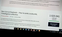 La pétition contre la loi Dumplomb mise en ligne sur le site Internet de l'Assemblée nationale affichée sur un écran d'ordinateur, le 20 juillet 2025