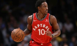 L'arriĂšre des Toronto Raptors DeMar DeRozan contre Denver le 1er novembre 2017 Ă Denver