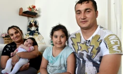 Vasile (D) et sa famille dans leur maison à Aurillac le 2 mai 2018