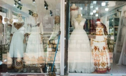 Des netela et des habesha kemis (vêtements traditionnels éthiopiens) dans la vitrine d'un magasin du quartier Shiromeda à Addis Abeba, le 7 octobre 2025 en Éthiopie
