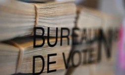 Aux urnes malgré tout. Les Français ont commencé à voter dimanche pour le premier tour des municipales dans un pays à l'arrêt à cause de la crise du coronavirus