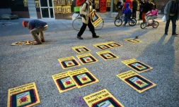 Des activistes collent des affichent contre l'utilisation de pesticides comme le glyphosate, à Toulouse, le 22 novembre 2017