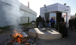 Des gardiens de prison rassemblés devant la prison de Borgo à Bastia, le 23 janvier 2018