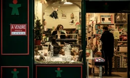 Magasin à Lyon le 10 novembre 2020. Sur la vitrine une pancarte "A Vendre" renvoyant sur la ligne téléphonique de l'Elysée pour alerter sur la situation critique des commerces