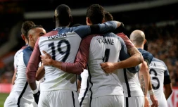 Paul Pogba (N.19) et Raphaël Varane après un but de l'équipe de France lors du match amical face aux Pays-Bas, le 25 mars 2016 à Amsterdam