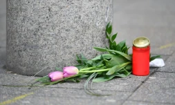 Des fleurs et une bougie ont été déposées à l'endroit où un homme a foncé sur des passants faisant un mort et deux blessés, le 26 février 2017