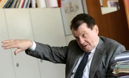 Le Prix Nobel de médecine Luc Montagnier dans son bureau à Paris, le 21 novembre 2010