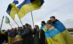 Chaîne humaine sur un pont à Kiev pour marquer le Jour de l'Unité en Ukraine, le 22 janvier 2022