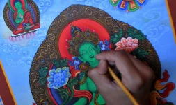 L'artiste népalais Ujay Bajracharya travaille sur sa représentation de la Tara Verte en style Paubha, à Lalitpur prÚs de Katmandou le 6 février 2022