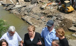 La chancelière allemande Angela Merkel visite le village de Schuld près de Bad Neuenahr-Ahrweiler, en Allemagne, après les inondations meurtrières, le 18 juillet 2021