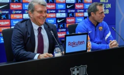 Le président du FC Barcelone Joan Laporta (g) et l'entraîneur par intérim Sergi Barjuan, lors d'une conférence de presse, le 29 octobre 2021 au Camp Nou, deux jours après le limogeage du Néerlandais Ronald Koeman