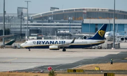 Un avion de la compagnie aérienne irlandaise  Ryanair sur le tarmac à l'aéroport de Francfort (Allemagne), le 11 septembre 2018