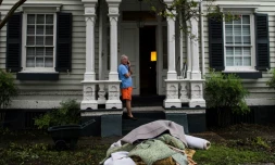 Un Américain nettoie sa maison inondée à New Bern en Caroline du Nord, le 15 septembre 2018