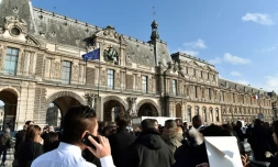 des visiteurs le 3 février 2017 au Carrousel du Louvre à Paris, après l'attaque terroriste contre des militaires