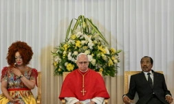 Le pape Léon XIV (C) rencontre le président du Cameroun Paul Biya (R) et la PremiÚre dame du Cameroun Chantal Biya (L) au Palais présidentiel de Yaoundé, le troisiÚme jour d'un voyage apostolique de 11 jours en Afrique, le 15 avril 2026.