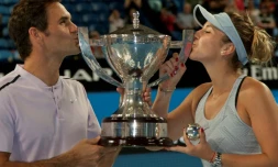 Les Suisses Roger Federer et Belinda Bencic embrassent le trophée après avoir remporté la Hopman Cup, le 6 janvier 2018 à Perth