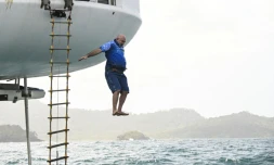L'ingénieur allemand Rüdiger Koch, 59 ans, se jette à l'eau après avoir battu le record du monde Guinness de 120 jours sous l'eau, à Puerto Lindo, Colón, Panama, le 24 janvier 2025