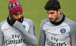 Le jeune attaquant portugais du PSG Gonçalo Guedes (d) parle à son coéquiper Lucas Moura lors d'un entraînement, le 28 janvier 2017 à Saint-Germain-en-Laye