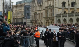 Procession accmpagnant le cercueil de l'astrophysicien Stephen Hawking dans les rues de Cambridge le 31 mars 2018
