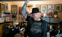 L'artiste Tin-Tin dans son studio de tatouage à Paris, le 2 mars 2016