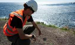 Un agent montre des dépôts de scories lors d'une visite de presse sur l'avancement des travaux de dépollution aux "Goudes", un quartier et port du 8e arrondissement de Marseille, porte sud de la ville et du Parc National des Calanques, le 11 septembre 2025
