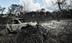Restes d'une voiture calcinée à Mati en Grèce, le 27 juillet 2018